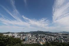 제74차 유엔총회 2위원회는 한국 주도로 상정된 ‘푸른 하늘을 위한 세계 청정 대기의 날’을 지정하는 결의안을 26일 오전(현지시간) 모든 유엔 회원국의 컨센서스로 채택했다. 사진은 서울 남산에서 바라보는 하늘이 파랗게 빛나고 있다.