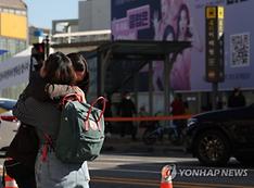 2일 오후 서울 용산구 이태원역 1번 출구 앞 핼러윈데이 사고 희생자 추모공간을 찾은 외국인들이 눈물을 흘리고 있다.  
