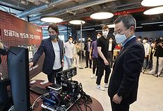 이종호 과학기술정보통신부 장관이 지난 5월 24일 서울 강남구 인공지능(AI) 반도체 기업인 퓨리오사AI에 방문해 AI반도체와 영상인식 기술 시연 설명을 듣고 있다. 