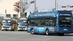 국토부와 한국교통연구원이 지난해 11월 세종시 일대에서 자율주행 버스를 C-ITS(차세대 지능형 교통체계)로 관제해 수요에 맞게 탄력적으로 운행하는 ‘자율협력 대중교통시스템’ 시연 행사를 하고 있다. 
