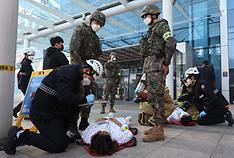 지난해 11월 23일 오후 서울 중랑구 서울의료원에서 열린 재난대응 안전한국훈련에서 화재 발생 상황을 대비한 환자 이송 훈련이 펼쳐지고 있다. 