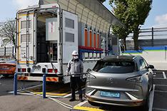 국내 첫 이동형 수소충전소인 서울 중곡동의 'H 광진 무빙 스테이션'에서 직원이 수소전기차인 넥쏘에 수소를 충전하고 있다.  