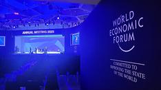 지난 16일(현지시간) 세계경제포럼(WEF) 연차총회 주최측이 국제회의장에서 포럼을 준비하고 있다.