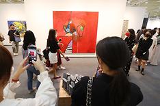 지난해 9월 서울 강남구 코엑스에서 열린 ‘프리즈’에서 관람객들이 작품을 둘러보고 있다