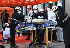 지난해 11월 서울 중랑구 서울의료원에서 열린 재난대응 안전한국훈련에서 화재 발생 상황을 대비한 환자 이송 훈련이 펼쳐지고 있다.