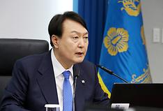 윤석열 대통령이 18일 서울 용산 대통령실 청사에서 열린 제16회 국무회의에서 모두발언하고 있다.