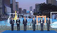 한덕수 국무총리가 30일 오후 서울 광화문광장에 마련된 2030부산세계박람회 유치 기원 점등식에서 LED 장미꽃을 점등하는 퍼포먼스를 하고 있다.
