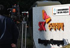지난해 10월 카카오톡 ‘먹통’ 사태를 유발한 SK 판교데이터센터 화재 사고를 수사 중인 경찰이 21일 강제수사에 착수했다.