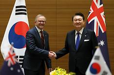 주요 7개국(G7) 정상회의에 참석하는 윤석열 대통령과 앤소니 알버니지 호주 총리가 19일 일본 히로시마에서 정상회담을 하고 있다