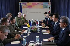 21일 윤석열 대통령은 볼로디미르 젤렌스키 우크라이나 대통령과 한-우크라이나 정상회담을 가졌다.