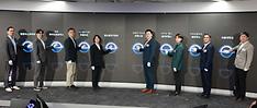 이영 중기부 장관(왼쪽에서 네번째)이 10일 서울 강남구 팁스타운 팁스홀에서 열린 초격차 프로젝트 출정식에 참석, 초격차 프로젝트 BI 선포식 세리머니를 하고 있다