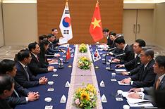 주요 7개국(G7) 정상회의에 참석하는 윤석열 대통령과 팜 밍 찡 베트남 총리가 19일 일본 히로시마에서 정상회담을 하고 있다.