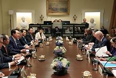 미국을 국빈 방문한 윤석열 대통령과 조 바이든 미국 대통령이 26일(현지시간) 워싱턴DC 백악관에서 확대 정상회담을 하고 있다
