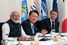 윤석열 대통령이 20일 일본 히로시마 그랜드 프린스 호텔에서 열린 G7 정상회의 확대세션에 참석하고 있다. 오른쪽은 에마뉘엘 마크롱 프랑스 대통령. 왼쪽은 나렌드라 모디 인도 총리