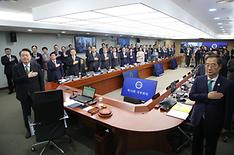 윤석열 대통령이 2일 서울 용산 대통령실 청사에서 열린 국무회의에서 국기에 경례하고 있다