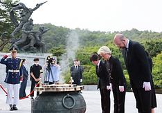우르술라 폰데어라이엔 유럽연합(EU) 집행위원장과 샤를 미셸 EU 정상회의 상임의장이 22일 오후 서울 동작구 국립서울현충원을 찾아 참배하고 있다.