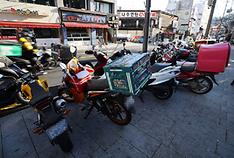 서울 시내의 한 음식점 밀집 구역에 플랫폼 배달라이더의 오토바이들이 세워져 있다. 