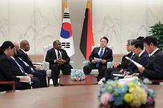 28일 윤석열 대통령은 제임스 마라페 파푸아뉴기니 총리와 한-태평양도서국 정상회담을 가졌다.