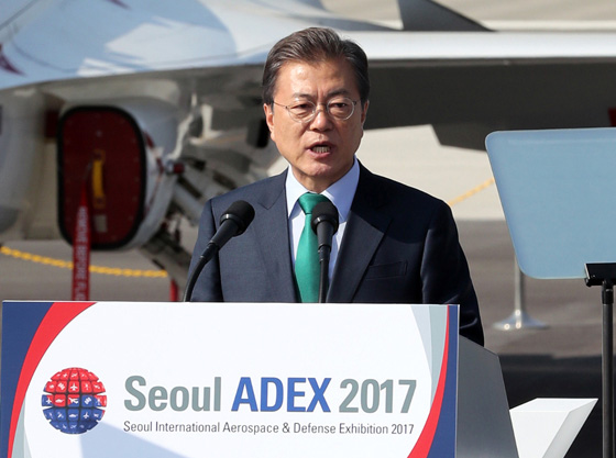 문재인 대통령이 17일 오전 성남 서울공항에서 열린 ‘서울 ADEX 2017’ 국제 항공우주 및 방위산업 전시회 개막식에서 축사를 하고 있다. 