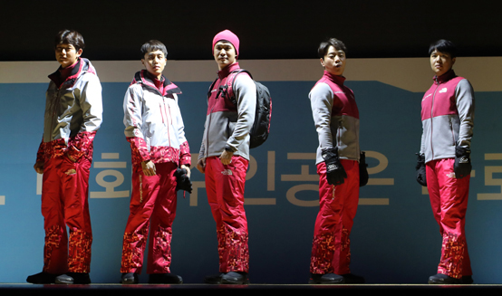 6일 서울 코엑스에서 열린 평창 동계올림픽 자원봉사단 발대식에서 자원봉사자들이 착용할 유니폼이 공개되고 있다. 