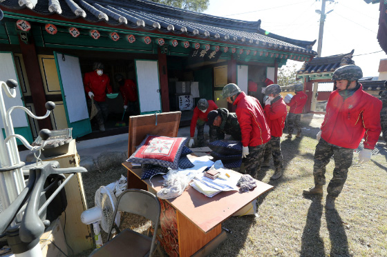 20일 경북 포항시 북구 흥해향교에서 해병대 장병들이 지진피해 복구작업을 하고 있다.