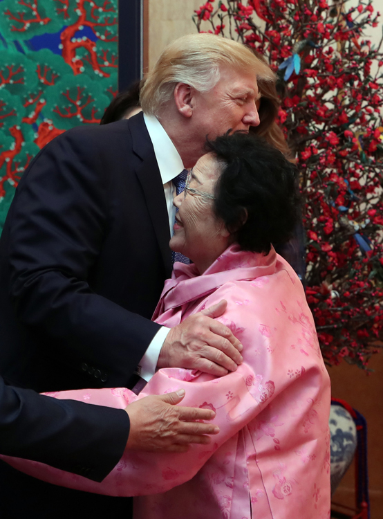도널드 트럼프 미국 대통령이 7일 저녁 청와대에서 열린 국빈만찬에서 위안부 피해자 이용수 할머니와 포옹하며 인사하고 있다.