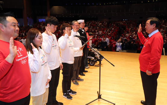 6일 서울 코엑스에서 열린 평창 동계올림픽 자원봉사단 발대식에서 이희범 조직위원장과 자원봉사단 대표들이 선서하고 있다.