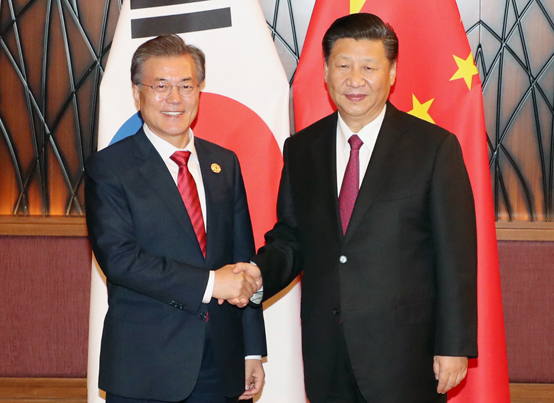 11일 오후(현지시간) APEC 정상회의에서 열린 문재인 대통령과 시진핑 중국 국가주석의 정상회담에서 두 정상이 악수하고 있다. 