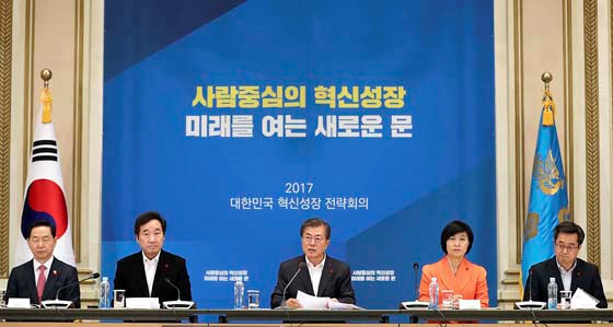 문재인 대통령이 28일 오후 청와대 영빈관에서 열린 2017 대한민국 혁신성장 전략회의에서 인사말을 하고 있다.