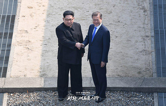 문재인 대통령과 김정은 국무위원장의 역사적인 첫 만남이 27일 오전 9시 30분 판문점 군사분계선에서 이뤄졌다.