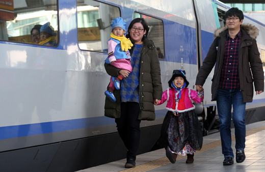 한 가족이 서울역에서 귀성 열차에 타기 위해 걸어오고 있다. (사진=저작권자(c)연합뉴스.무단전재-재배포금지)  