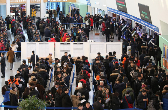 지난해 서울역 매표소에서 시민들이 설 열차승차권을 예매하기 위해 기다리고 있는 모습.