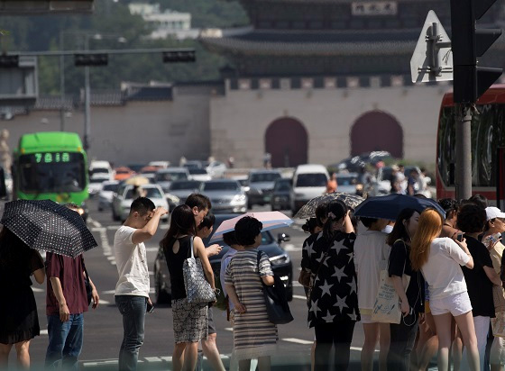 폭염이 이어지고 있는 17일 서울 세종로사거리에서 시민들이 보행신호를 기다리고 있다. (사진=저작권자(c) 연합뉴스, 무단 전재-재배포 금지)