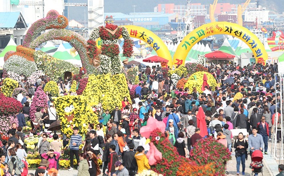축제 현장을 찾은 시민들의 모습. (이 사진은 기사 내용과 직접적인 관련이 없습니다/사진=저작권자(c) 연합뉴스, 무단 전재-재배포 금지)