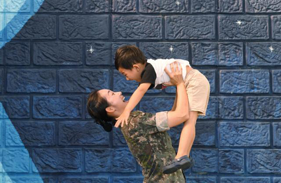 앞으로 5세 이하의 자녀를 둔 군인은 하루 최대 2시간의 육아시간을 사용할 수 있다. (사진=국방부)