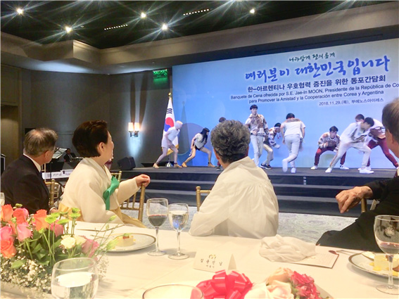 지인 K-Pop 그룹의 공연을 관람 중인 문 대통령 내외 – 출처 : 통신원 촬영