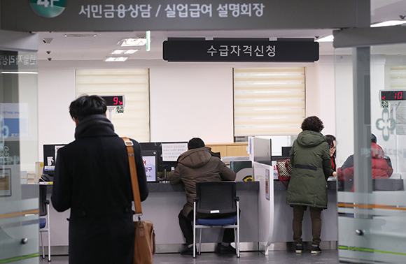 서울 마포구 고용복지플러스센터에서 실업급여 신청자들이 상담을 받고 있다. 