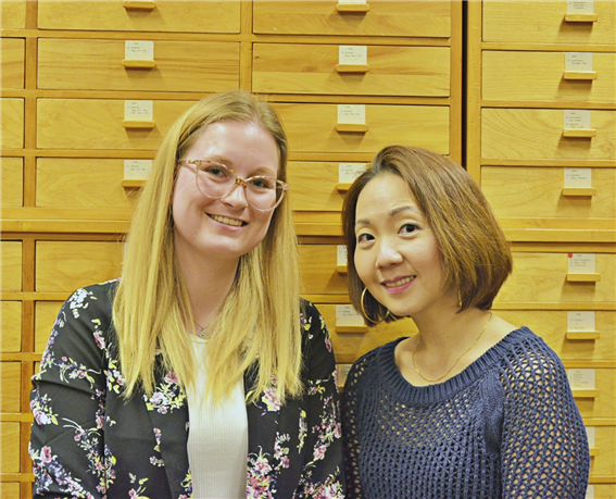 박물관의 한국 엽서를 연구주제로 확장한 로렌(좌)과 한희연 지도교수 - 출처 : 통신원 촬영