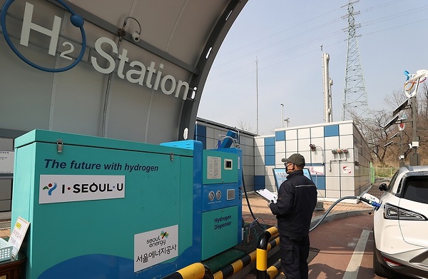 서울시 상암동 충전소에서 수소전기차들이 충전을 하고 있는 모습.