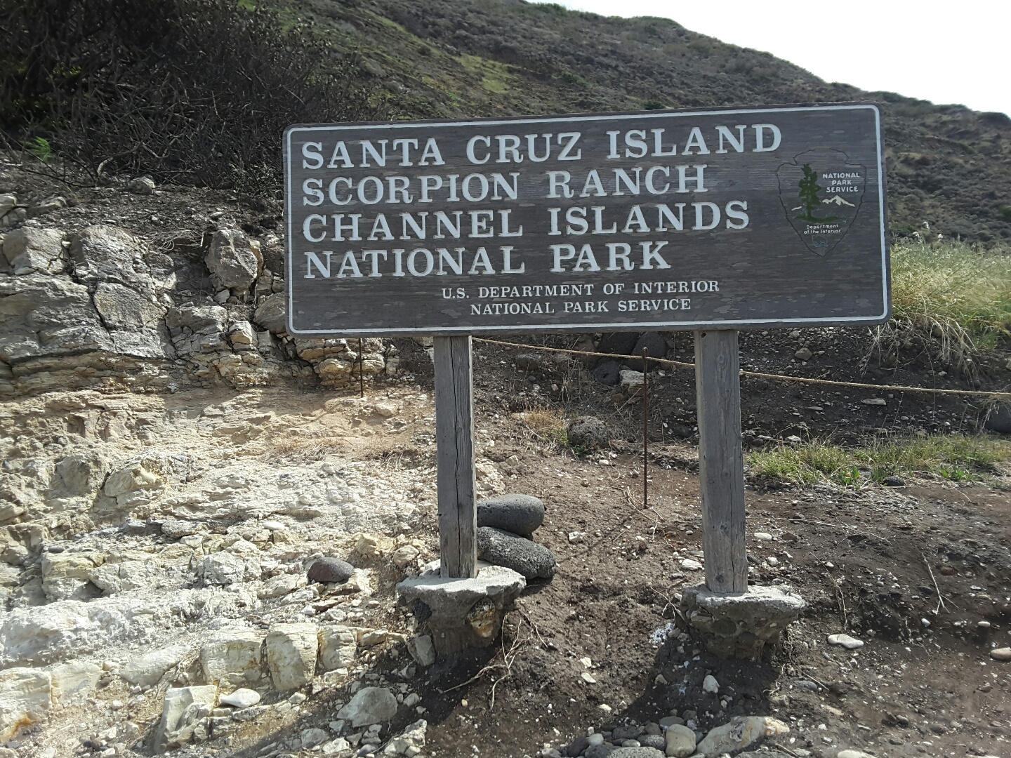 산타 크루즈 섬을 알리는 표지판