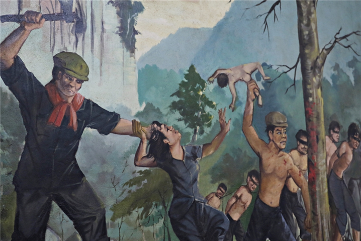 70년대 킬링필드 당시 크메르루즈군이 어린이를 나무에 쳐서 학살하는 참혹한 장면이 담긴 대형 유화 - Toul Sleng Genocide Museum