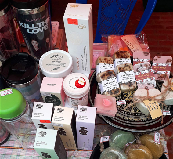한국 야시장(Hanguk Night Market)에서 판매된 굿즈 - 출처 : 통신원 촬영