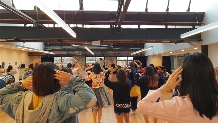 ‘Connect BTS: Sydney’에서 진행된 방탄소년단 'BLACK SWAN' 댄스 워크숍 – 출처 : BTS