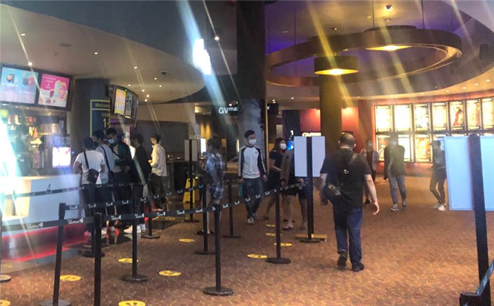 싱가포르 서킷 브레이커(Circuit Breaker) 2단계(Phase 2)로 오픈한 몰과 영화관에 방문한 많은 고객들 – 출처 : 통신원 촬영