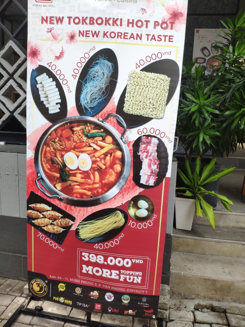 베트남 현지 식당의 ‘떡볶이’ 홍보 입간판