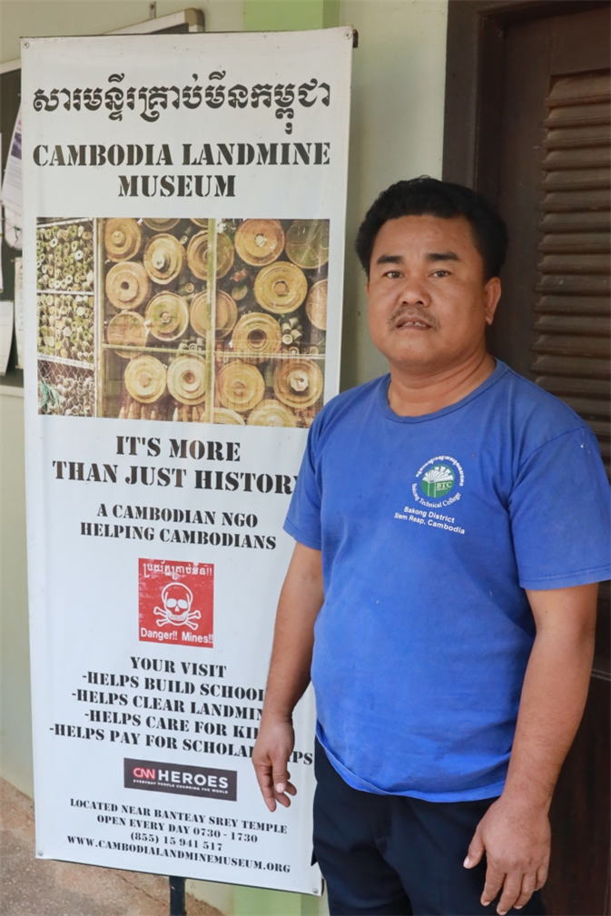 앙코르와트로 유명한 캄보디아 씨엠립에서 지뢰박물관을 운영하고 있는 지뢰 제거 전문가 아키라 씨(52세)