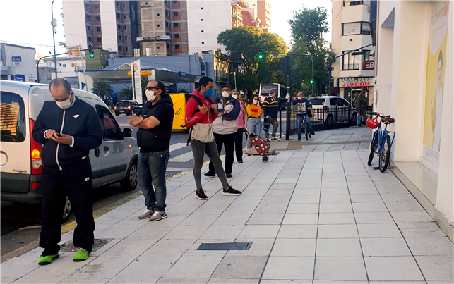 마스크 착용 의무화 첫날인 3월 15일, 부에노스아이레스의 한 약국 앞에 줄을 서 있는 시민들. 각양각색의 마스크가 눈에 띈다 – 출처 : 통신원 촬영