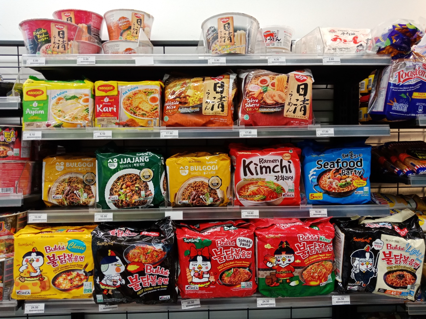 말레이시아 패밀리마트에서 볼 수 있는 한국 식음료 - 출처 : 통신원 촬영