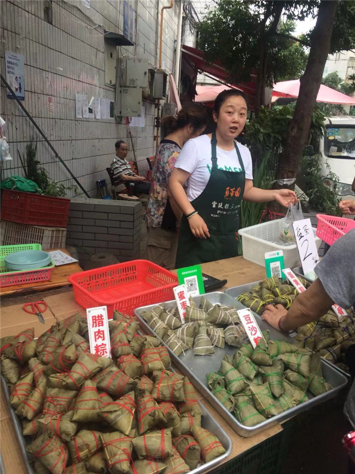 쫑즈는 길거리에서도 흔히 볼 수 있는 중국 전통 음식이다. - 출처 : 통신원 촬영