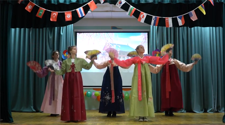 우크라이나 290 쉬콜라 학생들의 부채춤 공연 – 출처 : https://www.youtube.com/watch?v=cSePh8GGmLg